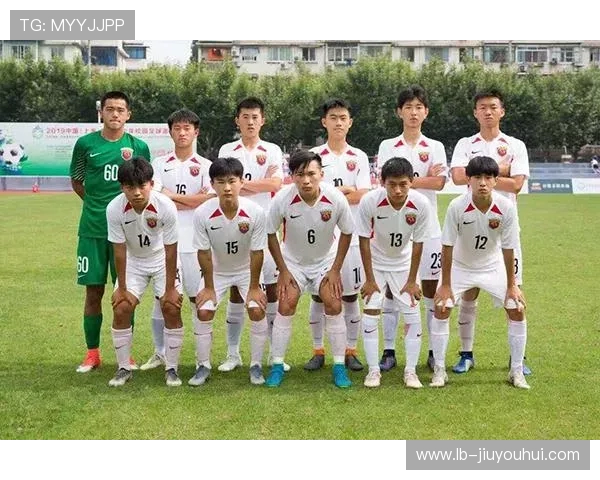 《多面足球展现精彩战术与运动员拼搏精神的完美结合》 《多面足球展现精彩战术与运动员拼搏精神的完美结合》